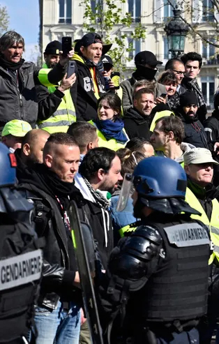 Fransa'da sarı yelekliler yeniden sokaklarda
