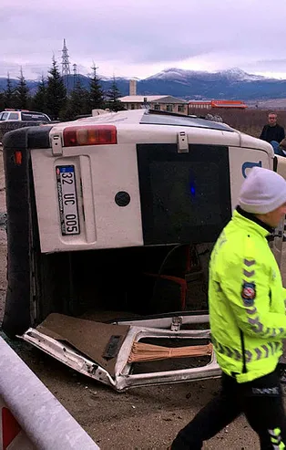 Isparta'da yolcu minibüsü devrildi: 16 yaralı