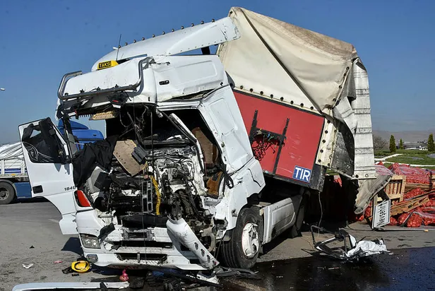 Son dakika: Konya'da feci kaza! İşçi servisi ile TIR çarpıştı: Ölü ve yaralılar var-2