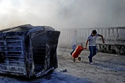 Göstericiler Taksim’de otomobil yaktı