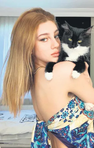 Güzel model Itır Esen kedisiyle poz kesti