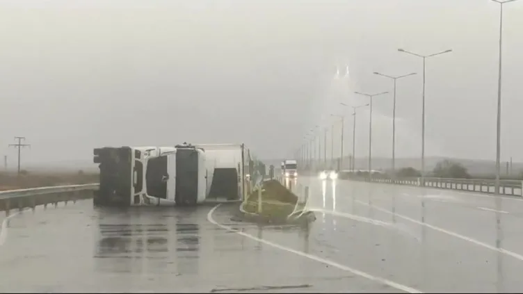 Edirne'de rüzgar TIR devirdi