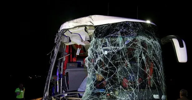 Uşak’ta bir yolcu otobüsü tıra çarptı! 1 ölü, 43 yaralı
