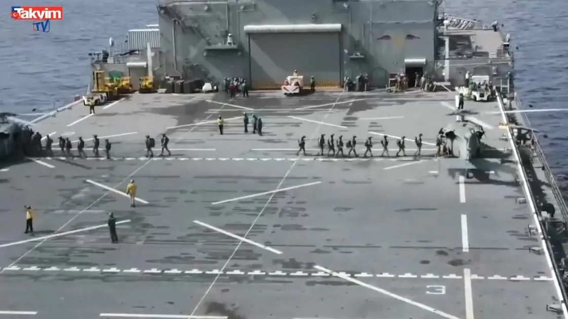 abdden-yaptirimli-gemiye-helikopterli-baskin-irandan-sert-misilleme-tehdidi-bu-silahli-deniz-haydutlugudur-1776797706386.jpeg ABD'den yaptırımlı gemiye helikopterli baskın! İran’dan sert misilleme tehdidi: "Bu silahlı deniz haydutluğudur"-3