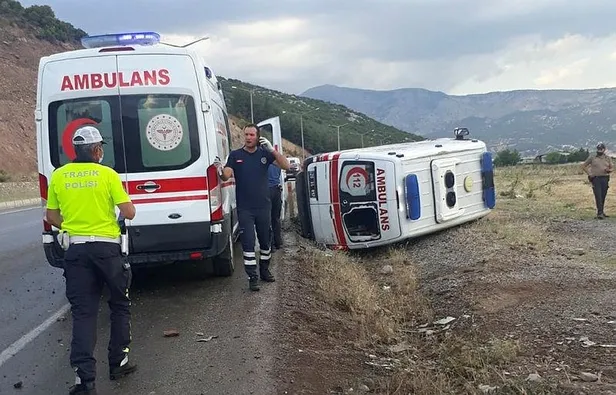 denizli-serinhisarda-hasta-tasiyan-ambulans-devrildi-4-yarali-1622489340745.jpeg