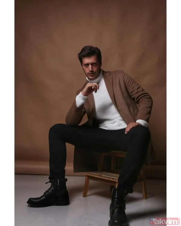 Camdaki Kız'ın Sedat'ı Feyyaz Şerifoğlu hayranlarını kırmadı! Hem çaldı hem söyledi sosyal medya damga vurdu - 7