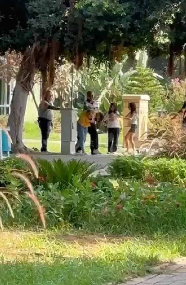 kadinlarin-kavgasi-kamerada-sokak-ortasinda-sac-saca-bas-basa-1693214165110.jpeg Kadınların kavgası kamerada... Sokak ortasında saç saça baş başa!-4