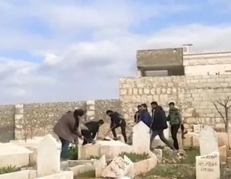 Esed rejimi mezarlıkları da yıkıyor!