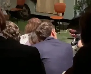 Son dakika... Macrona tiyatroda büyük şok! Protestocular binayı sardı