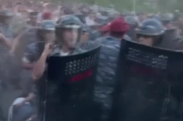 Ermenistan'da kaos: Paşinyan ve hükümet karşıtı protestoculara sert müdahale