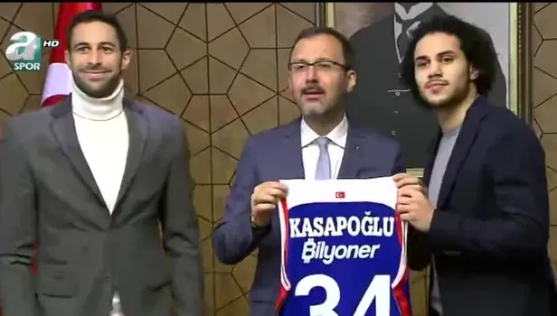 Shane Larkin Türk kimliğini Bakan Muharrem Kasapoğlu'ndan aldı