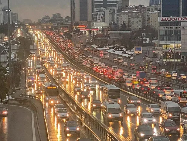 istanbulda-trafik-yogunlugu-yol-durumu-1613665278514.jpeg