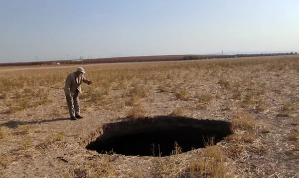 konyanin-karapinar-ilcesinde-15-metre-derinliginde-obruk-olustu-1605511859422.jpg Konya'nın Karapınar ilçesinde 15 metre derinliğinde obruk oluştu-3