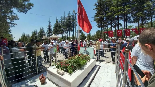 Kahraman Halisdemir'in kabrine ziyaretçi akını-3