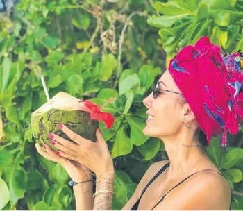 Gökhan Gönül'ün eşi Hatice Gönül'den Maldivler paylaşımı-1