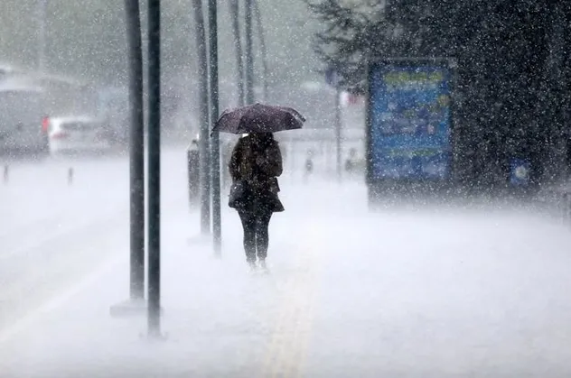 HAVA DURUMU | İstanbullular dikkat! Meteoroloji'den flaş kuvvetli yağış uyarısı! Bugün hava nasıl olacak?