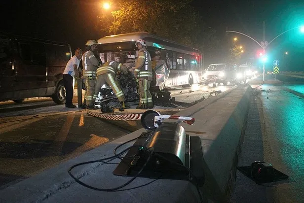 Trafik ışığına çarpan otomobil takla attı: 1 yaralı-3