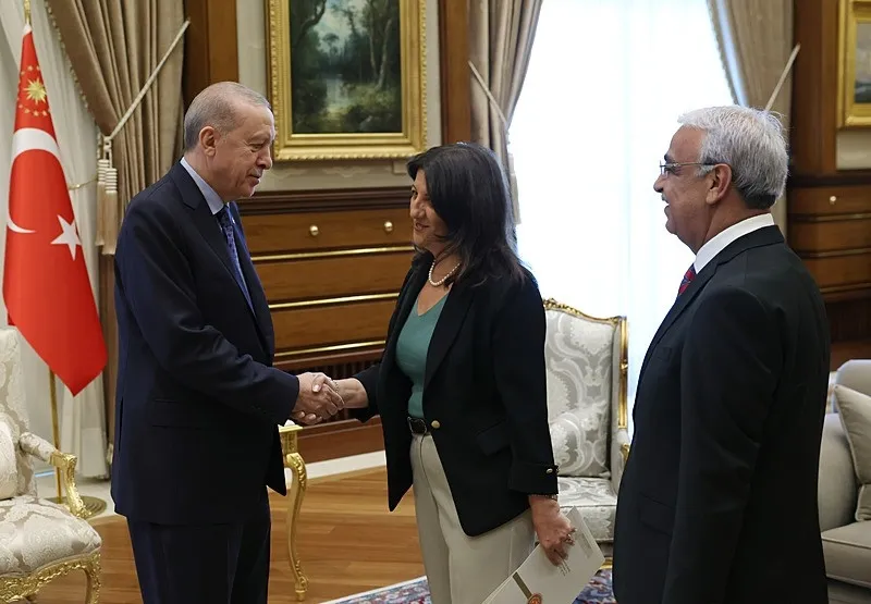 baskan-erdogan-dem-parti-imrali-heyetini-kabul-etti-cerceve-yasa-masada-1786634869379.jpeg Başkan Erdoğan DEM Parti İmralı heyetini kabul etti! Çerçeve yasa masada-3