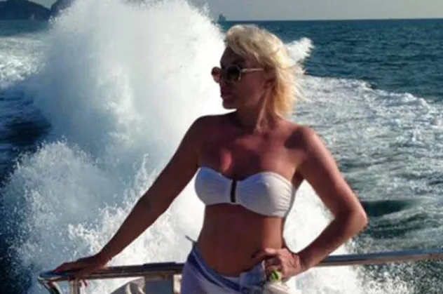 Ajda Pekkan'ın göbek deliği sosyal medyada olay yarattı