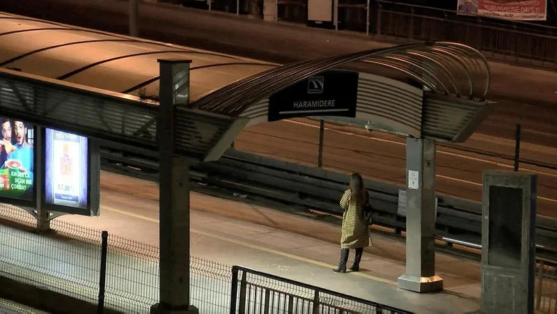 beylikduzunde-metobus-arizasi-olum-getirdi-kontrol-icin-aractan-inen-sofore-baska-metrobus-carpti-1707458095212.jpeg Beylikdüzü'nde metrobüs arızası ölüm getirdi! Kontrol için araçtan inen şoföre başka metrobüs çarptı: Kaza anı kamerada-4