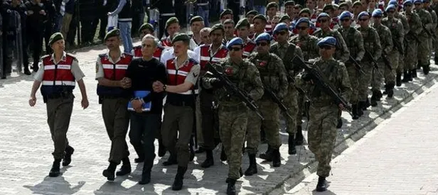 Darbeyi ihbar eden binbaşıyı "ihanetle" suçladı