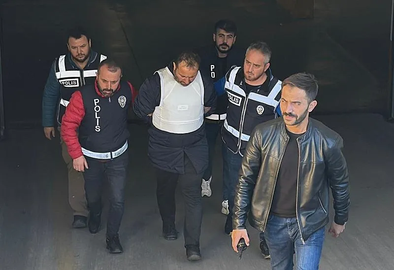 Rize'de iki PTT çalışanını silahla ateş ederek öldürdüğü iddiasıyla gözaltına alınan şüpheli adliyeye sevk edildi. (AA)