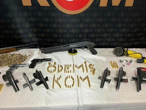 izmirin-odemis-ilcesinde-evinde-kacak-tabanca-yapan-kisiye-polis-baskini-1636398222284.jpeg İzmir'in Ödemiş ilçesinde evinde kaçak tabanca yapan kişiye polis baskını-2