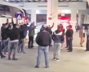Bucalı futbolculara havalimanında silah çektiler!