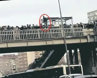 Kuyruktan bunaldı korkuluğa çıktı