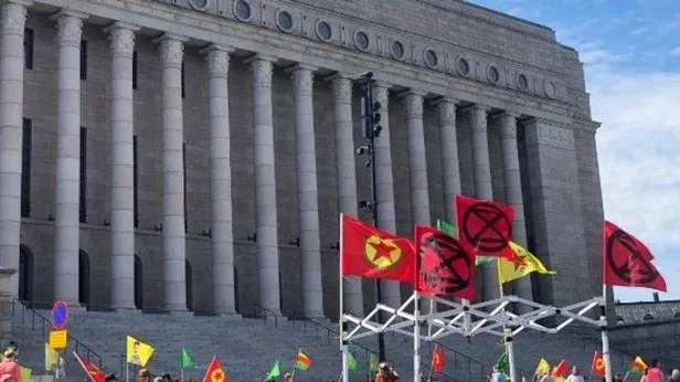Terörün kuluçka merkezi Avrupada bir alçak provokasyon daha! Londrada PKK yandaşları polis korumasında yürüdü