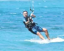 Mustafa Sandal oğlu Yaman ile birlikte Alaçatı’da deniz ve rüzgarın tadını çıkardı