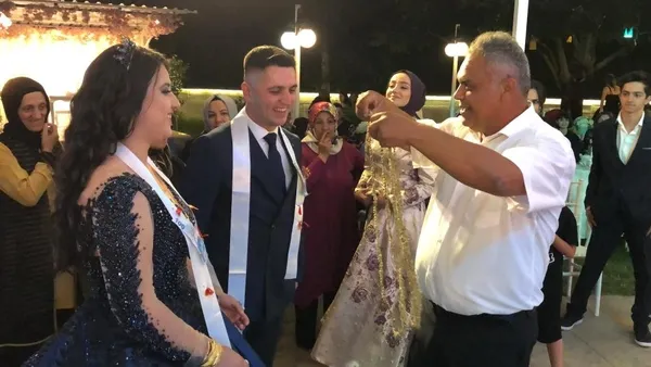 kilosu-800-850-lira-amasya-tasovada-cicek-bamyasi-dugunlerde-gram-altin-yerine-takiliyor-1657001963208.jpg Kilosu 800-850 lira! Amasya Taşova'da çiçek bamyası düğünlerde gram altın yerine takılıyor-3