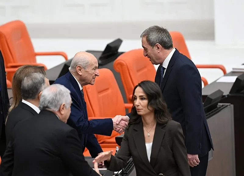  MHP Genel Başkanı Devlet Bahçeli, DEM Parti Eş Genel Başkanları Tülay Hatimoğulları Oruç ve Tuncer Bakırhan ile selamlaştı. (AA)