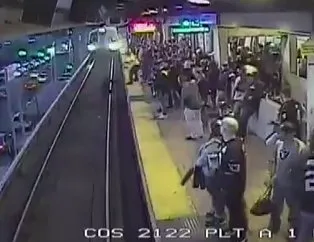 Görevli, tren gelirken raylara düşen adamı son saniyede kurtardı