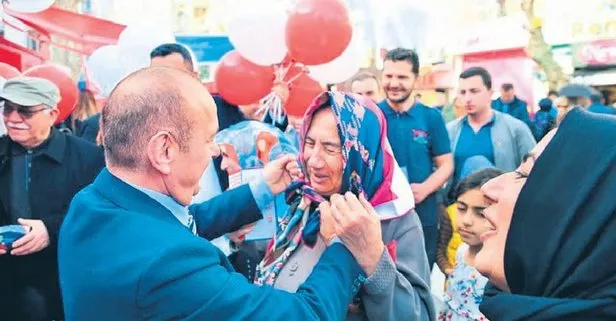 CHP’li Mehmet Salih Usta sokak sokak dolaşıp başörtüsü dağıttı