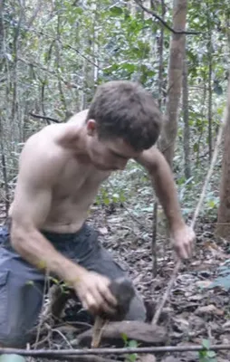 İlkel şartlarda sazlardan kulübe yaptı