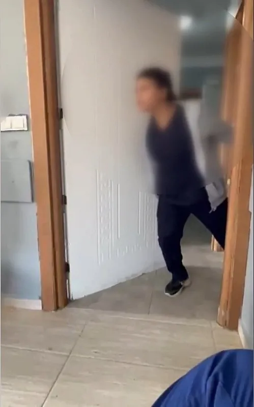 beylikduzunde-skandal-goruntu-bakimevi-calisani-2-hastayi-darbedip-yuzune-tukurdu-1778231065759.jpeg Beylikdüzü'nde skandal görüntü: Bakımevi çalışanı 2 hastayı darbedip yüzüne tükürdü-3