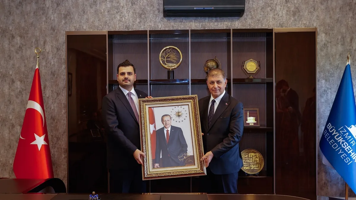 AK Parti'ye katılan Cemil Tugay'a ilk ziyaret: "Şimdi güzel İzmir'imiz için birlikte çok çalışma vakti"