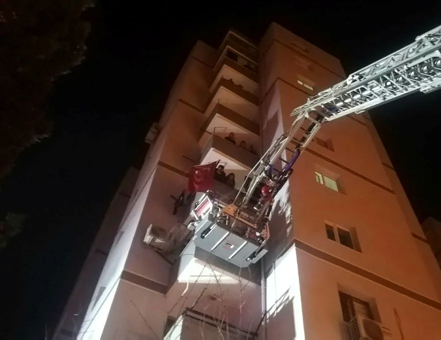 İzmir’de hareketli gece! 11 katlı bina boşaltıldı