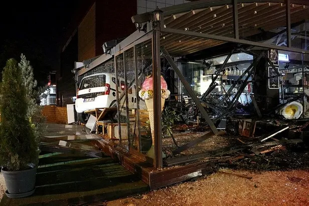 Son dakika: Başkentte otomobil kafeye girdi: 1 yaralı-1