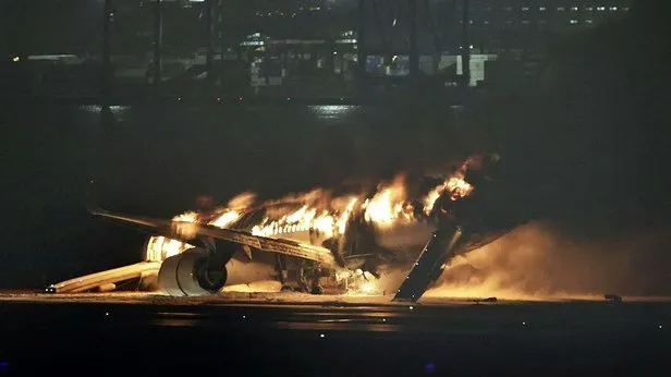 Son dakika: Japonyanın başkenti Tokyodaki Haneda Havalimanında korku dolu anlar! Pistteki uçakta yangın çıktı