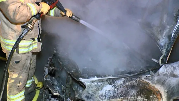 Park halindeki otomobiller alev alev yandı: O anlar kamerada-1