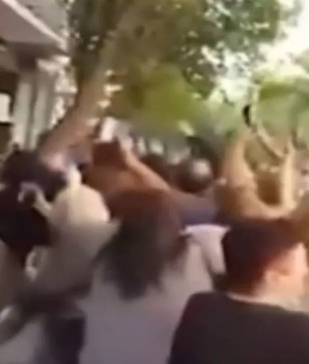 gurcistan-eski-devlet-baskani-saakashviliye-atinada-yumruklu-saldiri-1602536827158.jpg Gürcistan eski Devlet Başkanı Saakaşvili'ye Atina'da yumruklu saldırı-2