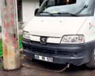 Minibüsünü direğe bağladı