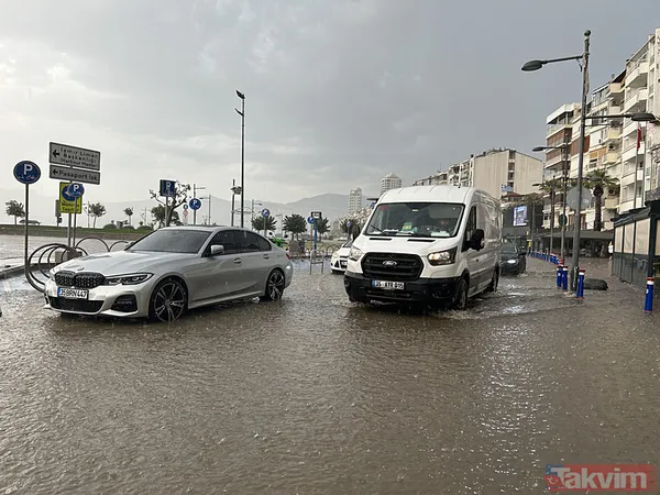 İzmir'de kent merkezi sularla doldu: Ağaçlar devrildi, araçlar gidemedi | Sokakta 2 kişi elektrik akımına kapılarak hayatını kaybetti - 32