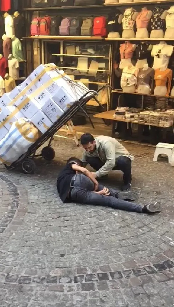 Son dakika: Beyazıt'ta iki grup arasındaki silahlı kavga kamerada! Sivil polis yaralandı Valilikten açıklama geldi-3