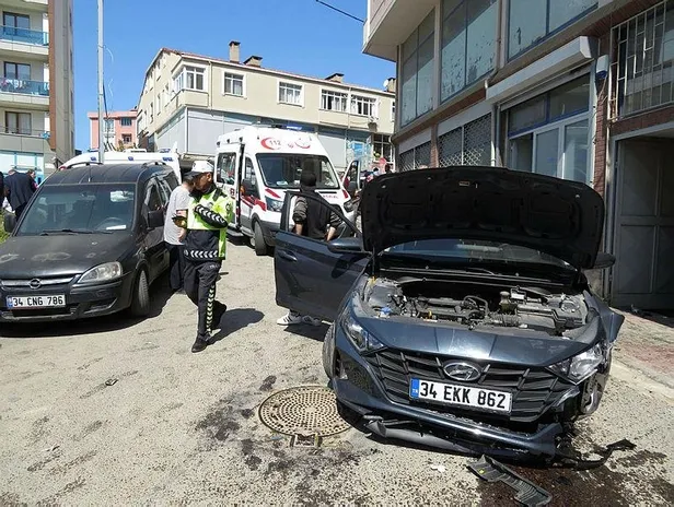 kartalda-kaza-kontrolden-cikan-otomobil-kaldirimdaki-4-kisiye-carpti-1652258395539.jpeg Kartal'da kaza: Kontrolden çıkan otomobil kaldırımdaki 4 kişiye çarptı-2