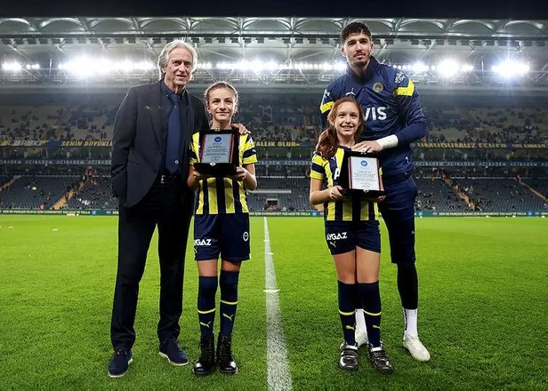 jesus-galibiyeti-taraftarlara-armagan-etti-ve-yeni-yili-kutladi-1672188744890.jpeg Jesus, galibiyeti taraftarlara armağan etti ve yeni yılı kutladı-2