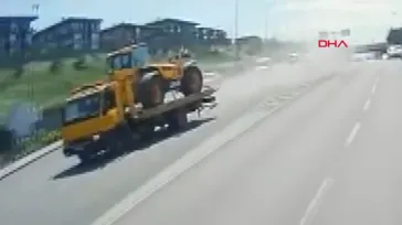 Küçükçekmece'de iş makinesi devrildi! Ölümlü kaza kamerada