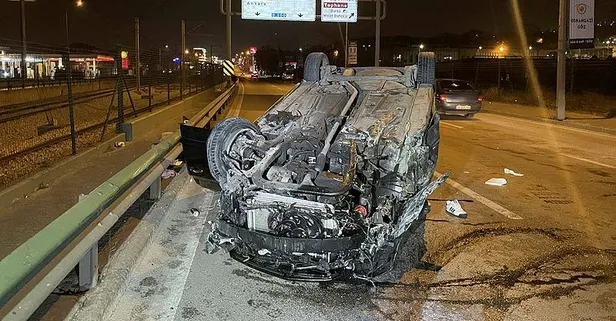 Bursa'da feci kaza: Aydınlatma direğine çarpan otomobil takla attı